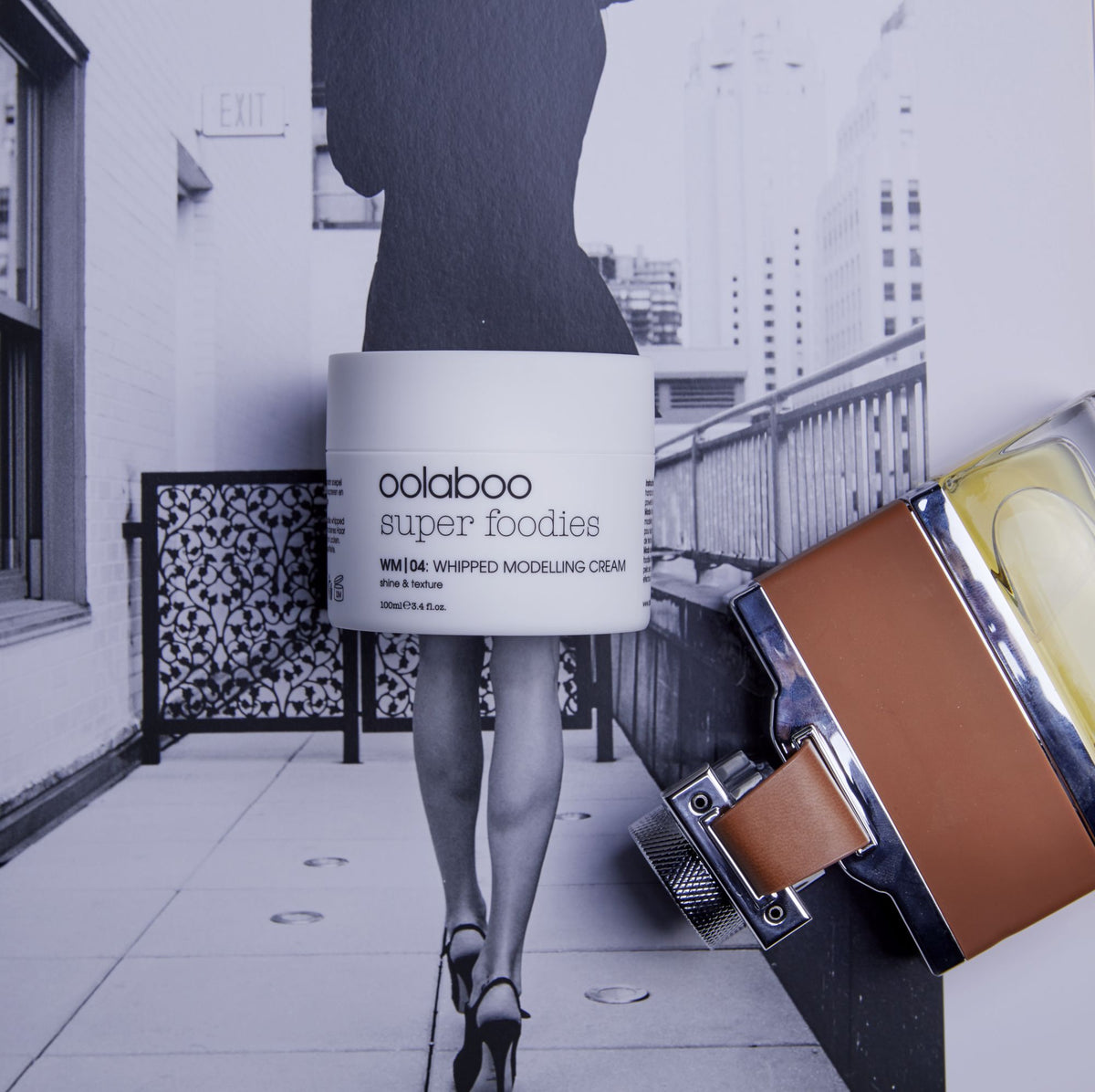 Oolaboo Super Foodies Whipped Modelling Cream tarro sobre una foto urbana