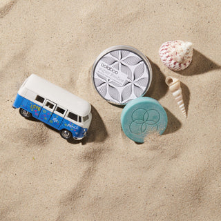 Oolaboo Travel Tin for Face Cleansing Bar en la arena