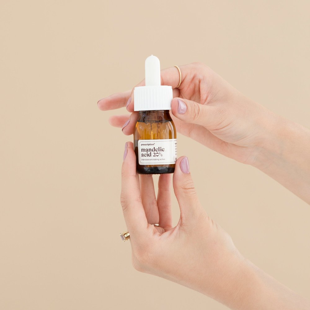 Prescription Mandelic Acid 20% 25ml flacon in handen
