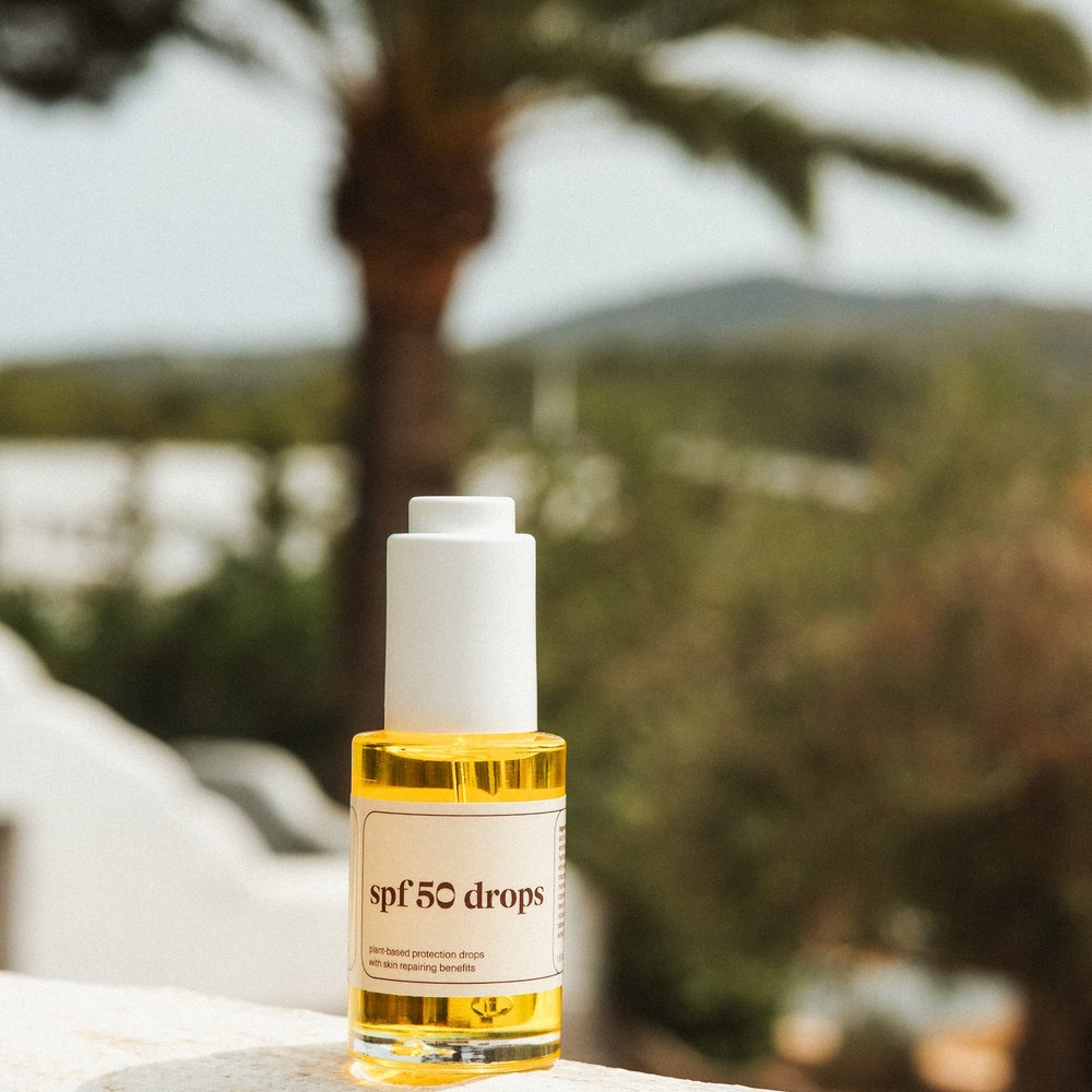 Prescription SPF50 Drops 30ml flacon in de zon met palmboom