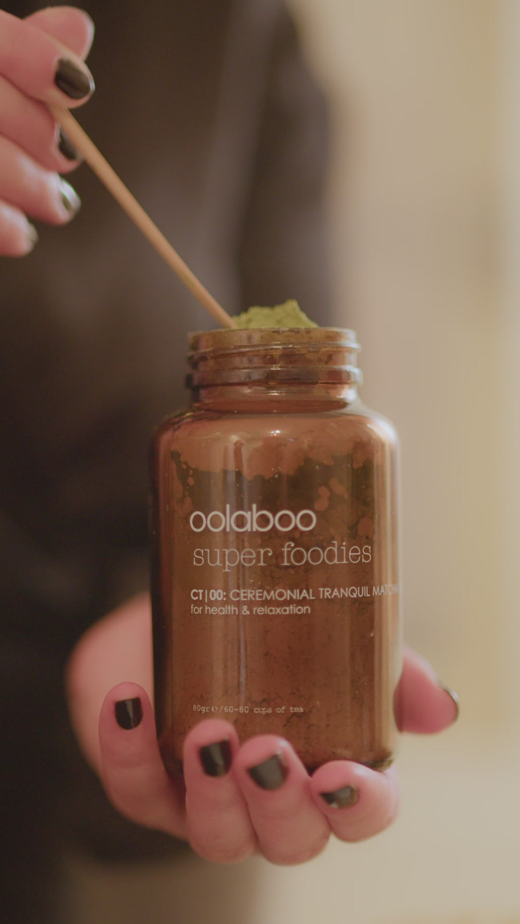 Oolaboo Super Foodies Ceremonial Tranquil Tea wordt bereid met een bamboe matchaklopper