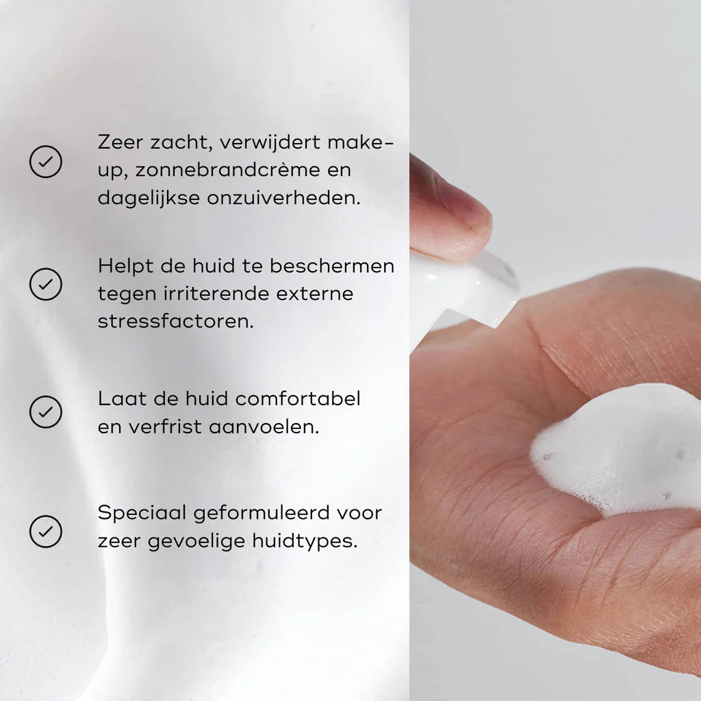 Medik8 Gentle Cleanse espuma en la mano con beneficios