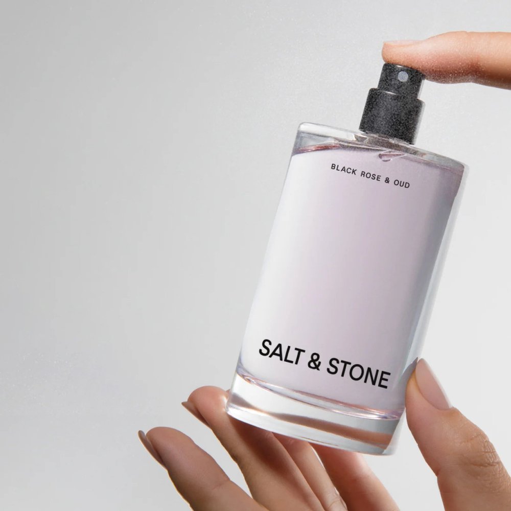 Salt & Stone Body Mist Black Rose & Oud 100ml flacon in de hand